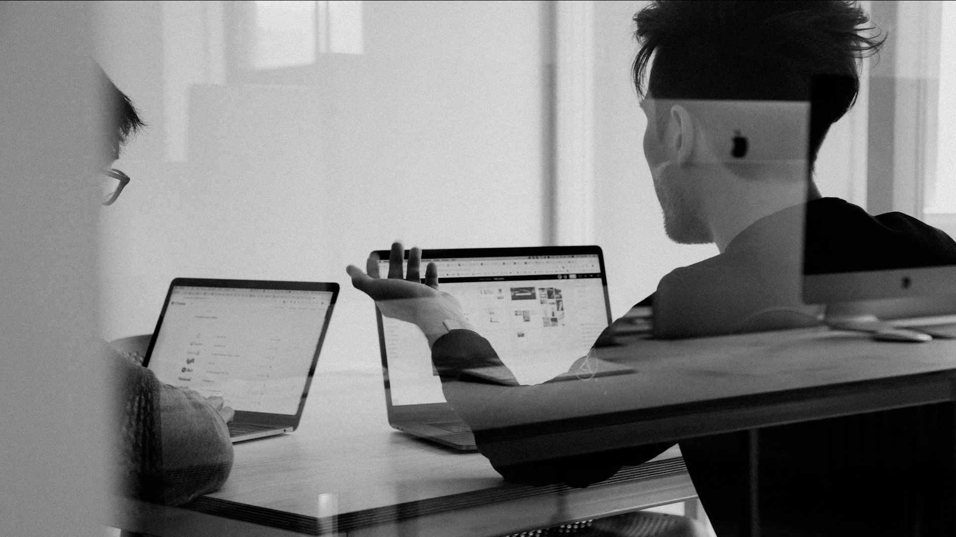 Pinky Live - Professional Office Workspace